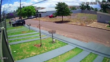 Câmera de segurança flagra abordagem de policial militar a criminosos no Bairro Country