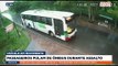 Três passageiros pularam de um ônibus em movimento para escapar de um assalto no Paraguai. Os criminosos roubaram pertences das vítimas e fugiram.