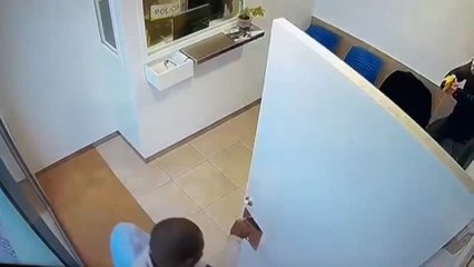 Un joven ataca con un cuchillo a los agentes de una comisaría en Bañolas, Gerona