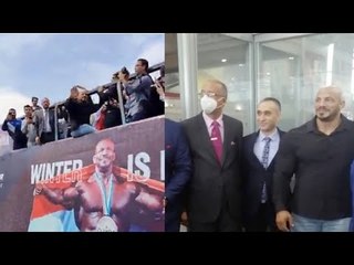 لحظة وصول بيج رامي القاهرة وأتوبيس مكشوف يطوف به الشوارع