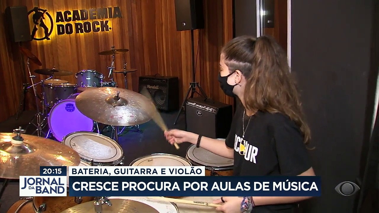Passar mais tempo em casa ajudou muita gente a descobrir novos talentos. Entre eles, para o lado musical. A maior procura é por aulas de bateria, guitarra e violão.