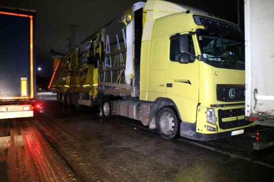 Hamzabeyli Sınır Kapısı'nda şiddetli rüzgar ve kar sebebiyle tırlar zarar gördü