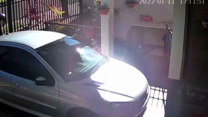 Após perseguir mulher pela rua, ciclista para em frente a casa dela e se masturba; câmera registrou o caso