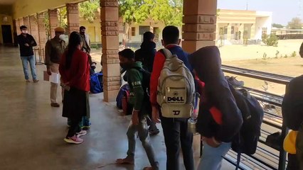 Video: स्कूल खुलने की सूचना पर पहुंची टीम, की समझाइश
