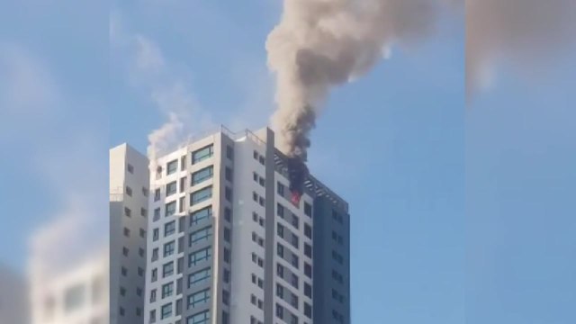 강원도 춘천 신축 공사 아파트 49층서 화재...1명 연기 흡입 / YTN