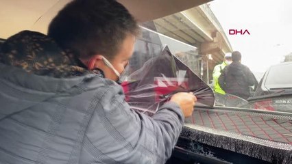 TRAFİK DENETİMİNİ GÖREN SÜRÜCÜLER, CAM FİLMLERİNİ SÖKTÜ
