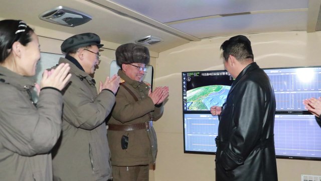 북 극초음속 미사일 연속 발사 성공 ...김정은 참관 전쟁 억제력 강화 / YTN