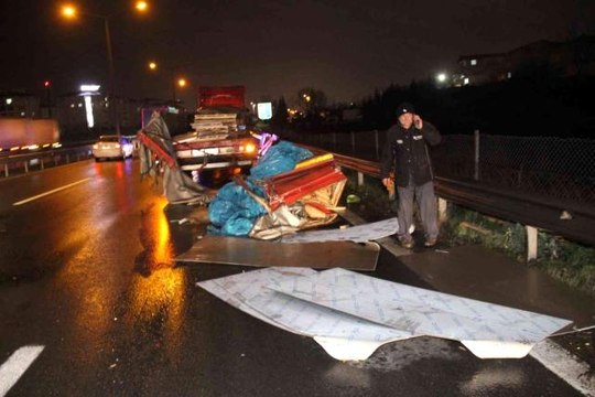 Son dakika haberleri: TEM'de 2 tır ve 1 kamyonetin karıştığı zincirleme kazada faciadan dönüldü