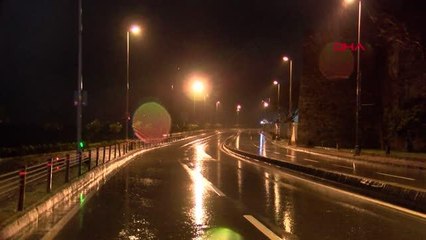 İSTANBUL'DA YAĞMUR VE ŞİDDETLİ RÜZGAR GECE BOYU ETKİLİ OLDU