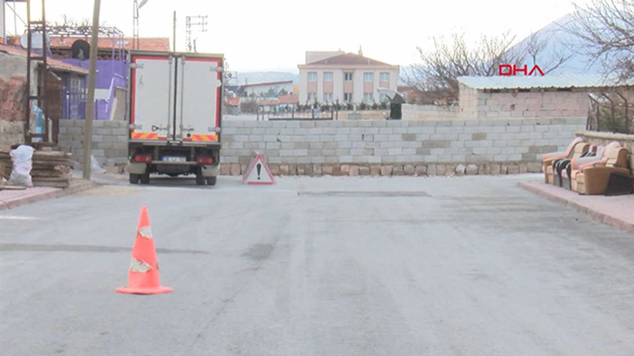 Arazisinden geçtiğini iddia ettiği yolu duvar örerek, trafiğe kapattı