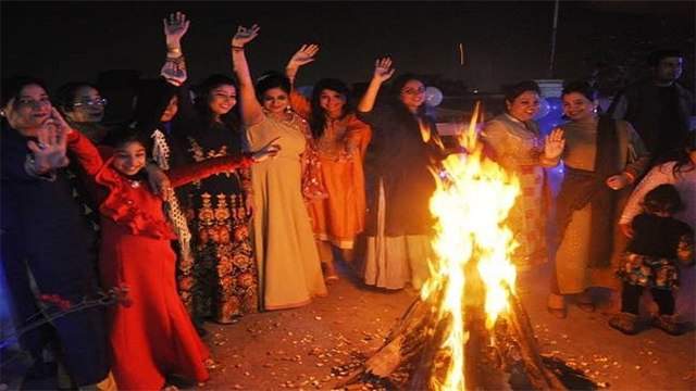 Lohri 2022: लोहड़ी जलाने का मुहूर्त 2022 | लोहड़ी पूजा विधि | Lohri Puja Vidhi | Boldsky