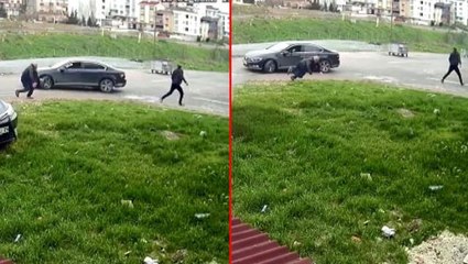 Plakasında "Mutluyuz" yazan saldırgan, sokak ortasında dehşet saçtı! Hırsını alamayınca dönüp bir daha gelmiş