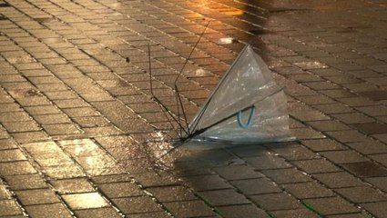 Taksim'de yağmur ve fırtına vatandaşlara zor anlar yaşattı