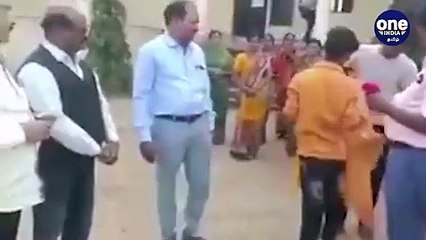 டிரான்ஸ்பர் ஆகி செல்லும் ஆசிரியரை, அப்பள்ளி மாணவர்கள் சூழ்ந்து கொண்டு கதறி அழுத காட்சி