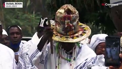 شاهد: آلاف الأشخاص يتجمعون على شاطئ ويداه في بنين لتكريم "إله الماء" مامي واتا