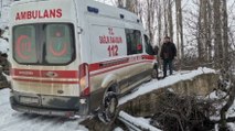 Hasta almaya giden ambulans karlı köprüde mahsur kaldı