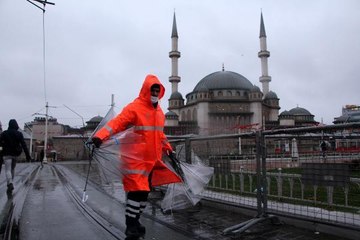 Taksim Meydanı'nda rüzgar ve yağmur zor anlar yaşattı