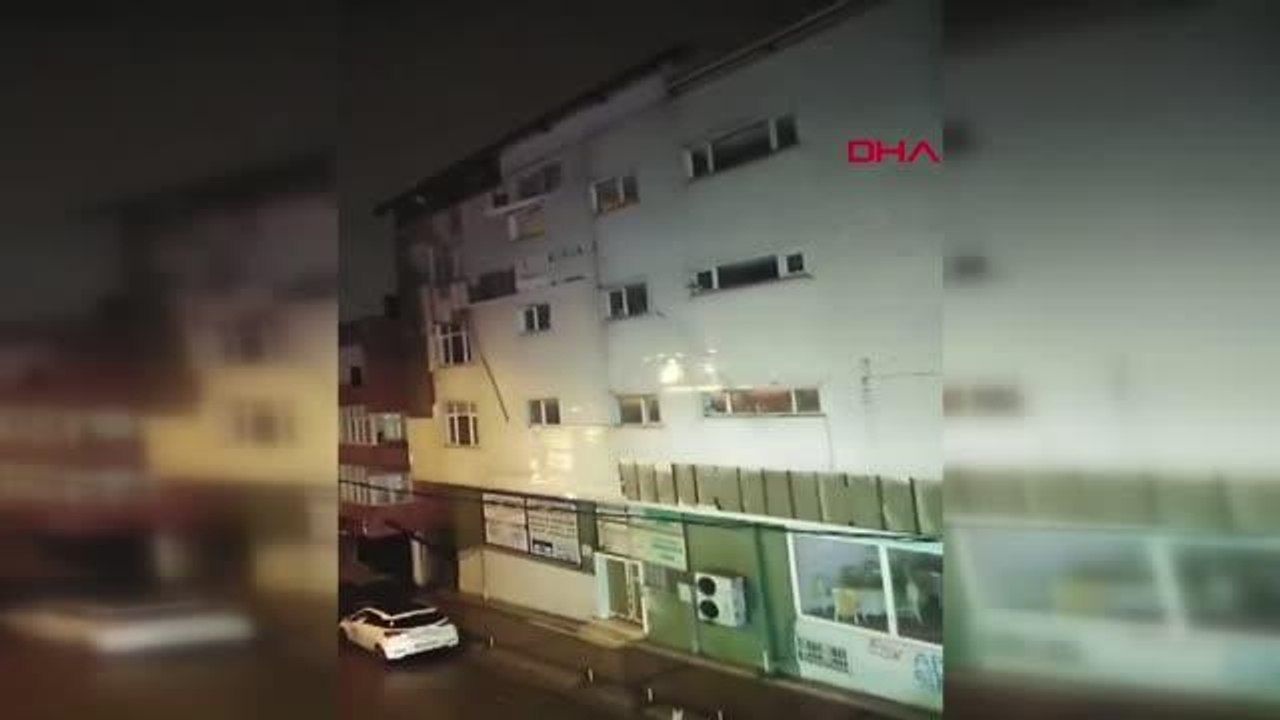 SULTANGAZİ'DE ŞİDDETLİ RÜZGAR, BİNANIN DIŞ CEPH...