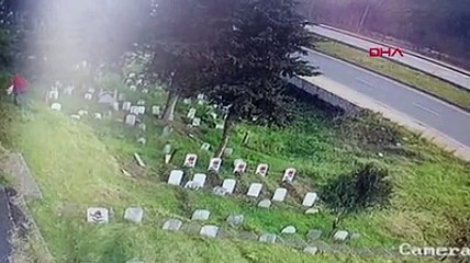 Mermerci'nin, mezarlıktan mezar taşlarını çaldığı anlar kamerada