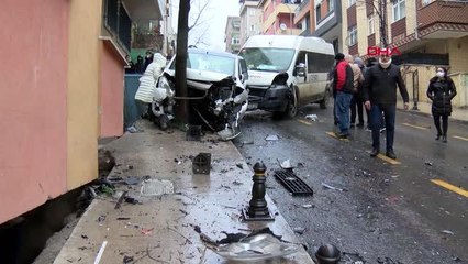 ÜMRANİYE'DE KAYGANLAŞAN YOLDA 4 ARACA ÇARPAN SERVİSTEKİ 3 ÖĞRENCİ YARALANDI