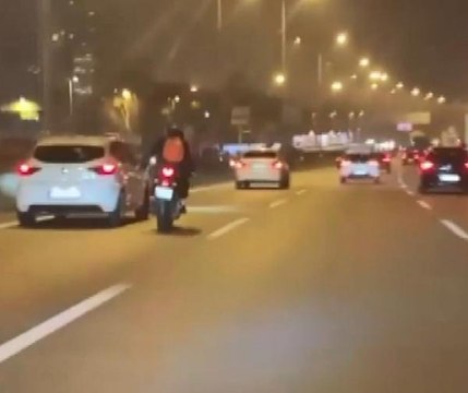 KADIKÖY'DE MOTOSİKLETİ TEK ELLE KULLANIP, MAKAS ATAN SÜRÜCÜYE CEZA