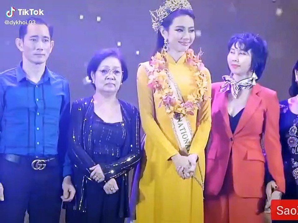 Hiếm hoi ba mẹ Thuỳ tiên hội ngộ cùng một sự kiện, cay mắt hình ảnh mẹ Thùy Tiên ra về một mình bằng xe ôm