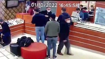 İçinde 500 bin liralık altın olan çantayı çaldı!