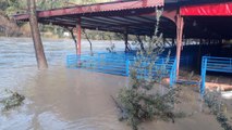 Antalya’da şiddetli yağış ırmak kenarındaki restoranları sular altında bıraktı