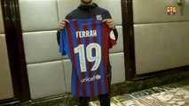 Ferran Torres posa con el dorsal 19 / FCB
