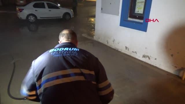 Bodrum'da kuvvetli yağmur bugün de etkili oldu, evleri su bastı