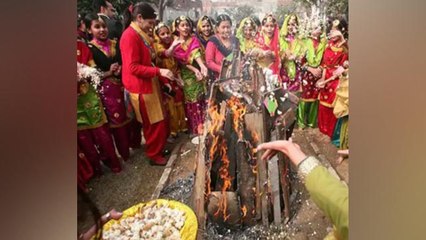 Lohri 2022: लोहड़ी की आग में तिल गुड़ क्यों डाला जाता है, धार्मिक वैज्ञानिक कारण | Boldsky