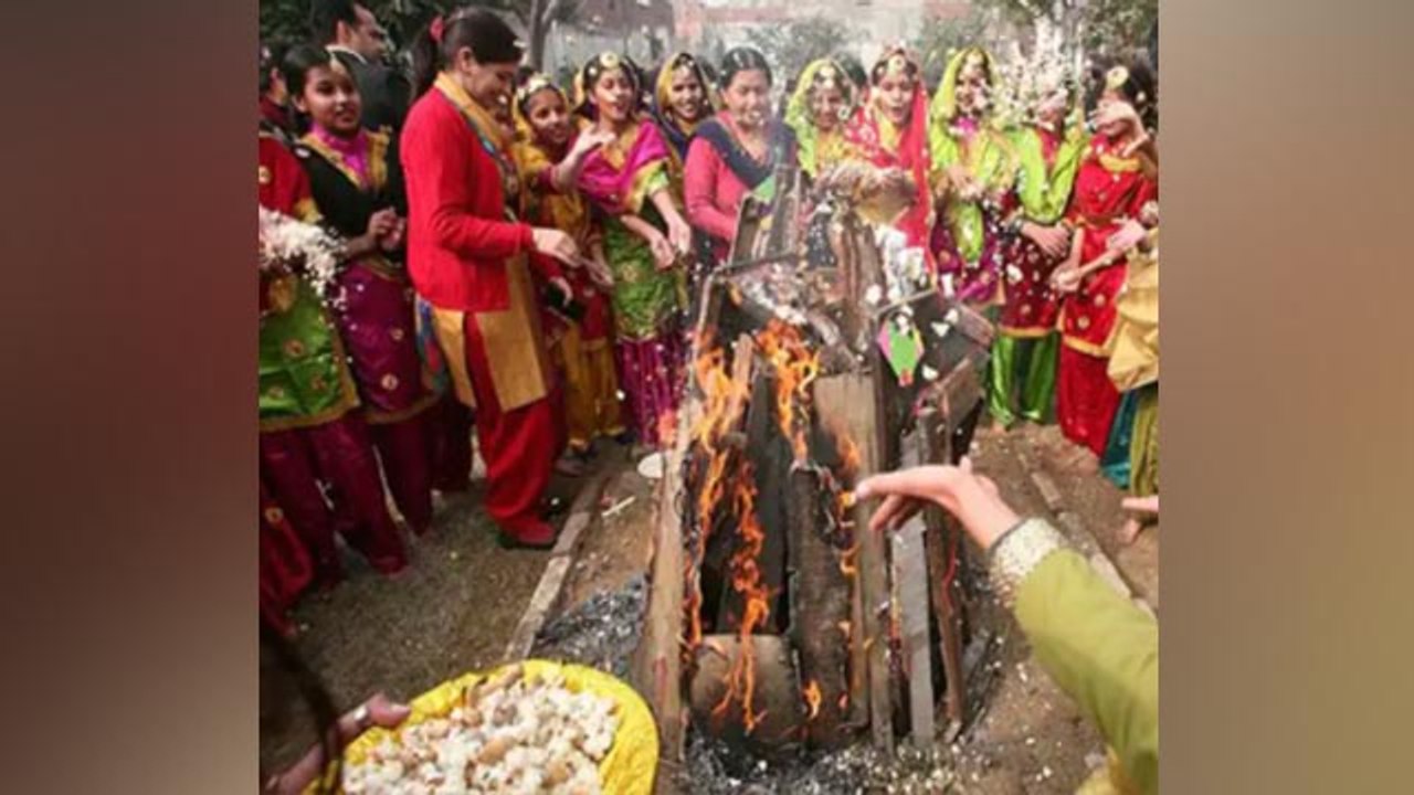 Lohri 2022: लोहड़ी की आग में तिल गुड़ क्यों डाला जाता है, धार्मिक वैज्ञानिक कारण | Boldsky