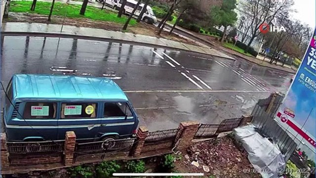 Balat’ta şiddetli rüzgar caddedeki ağacı kökünden söktü