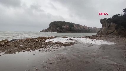 AMASRA'DA RÜZGAR ETKİLİ OLDU; BALIKÇI TEKNELERİ LİMANDA DEMİRLENDİ