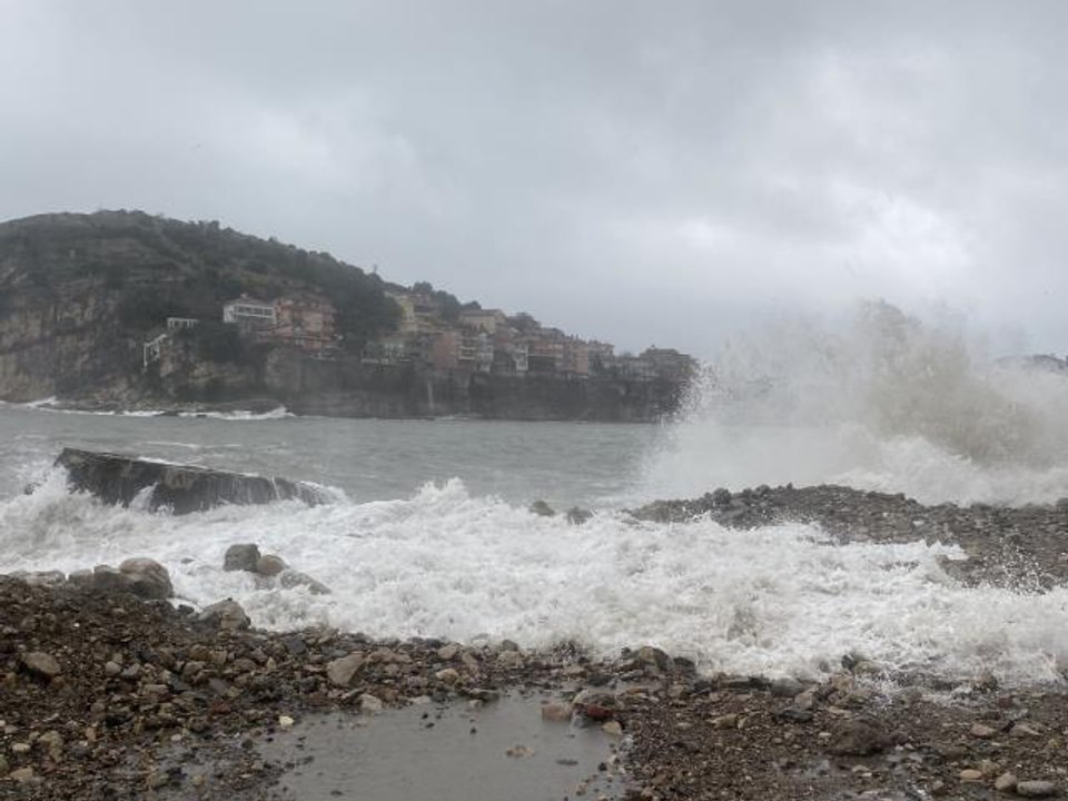 Karadeniz'de dev dalgalar oluştu