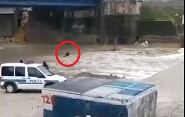 OTOMOBİLİ DERE YATAĞINDA KALAN SÜRÜCÜ AKINTIYA KAPILIP ÖLÜMDEN DÖNDÜ