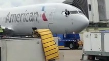 راكب يحاول القفز من نافذة طائرة أمريكية: فيديو وثق الحدث