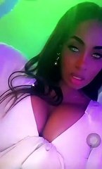 Voici la vidéo de Coco Émilia dans laquelle elle fume