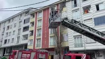 Esenyurt Fatih Mahallesi'nde 5 katlı binanın giriş katında yangın çıktı.
