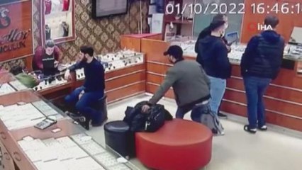 Kuyumcuda içinde 500 bin liralık altın olan çantayı böyle çaldı