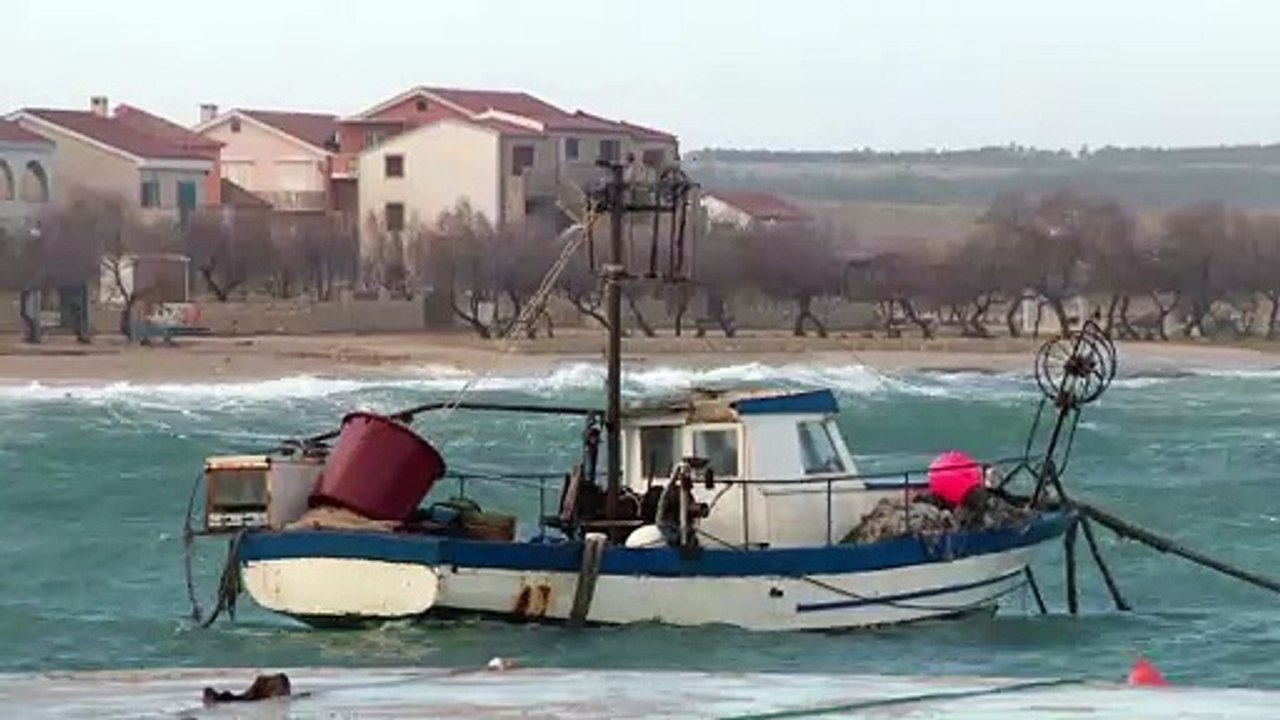 Sturm in Kroatien kippt LKW um: Fahrer tot