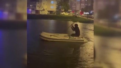 Yağmurun keyfini böyle çıkardılar... Biri bota binip gezdi, diğeri yüzerek eğlendi