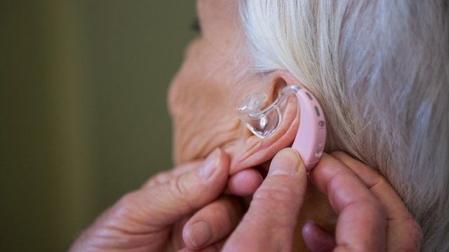 Yaşlı vatandaşlara işitme cihazı darbesi