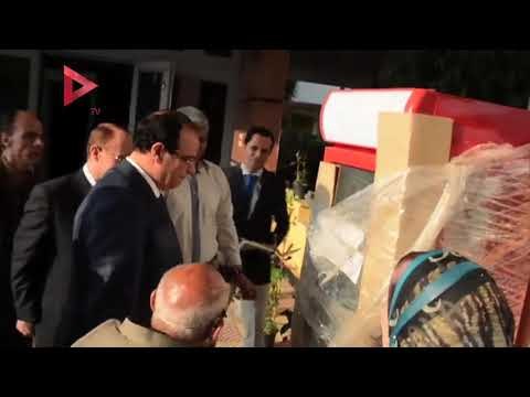 محافظ الدقهلية يسلم ثلاجة لـ عجوز العربة