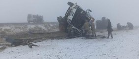 KARS'TA YOĞUN KAR YAĞIŞI VE SİS ETKİLİ OLDU; UÇAK SEFERLERİ İPTAL