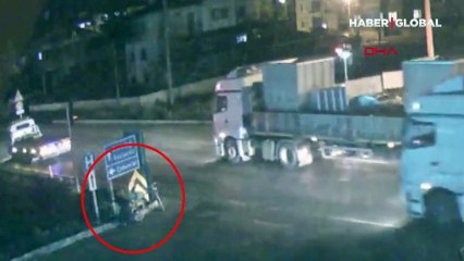 Afyonkarahisar'da yol kenarında bisikletini tamir ediyordu, kazada üzerine savrulan otomobil yüzünden faciayı yaşadı