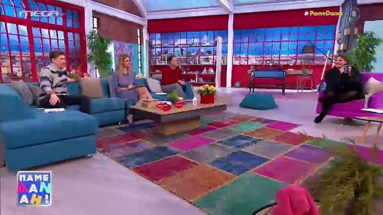 Δανάη Μπάρκα - Κατέβασε on air στο κινητό της ε...