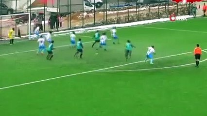 3 futbolcu aynı anda dömivoleye kalktı, hiçbiri topa vuramadı