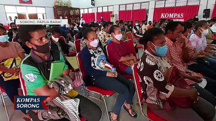 Wali Kota Sorong Serahkan Bantuan Biaya Pendidikan Bagi Mahasiswa Moi