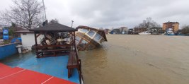 ‘Balık restoranı’ tekne, rüzgarda yan yattı